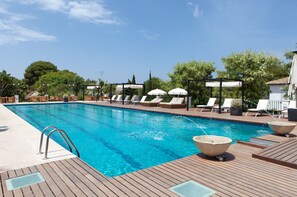 Outdoor pool, open 10:00 AM to 9:00 PM, pool umbrellas, pool loungers - Hotel Les Rotes (Denia)