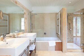 Junior Suite, 1 King Bed | Bathroom - Hotel Les Rotes (Denia)