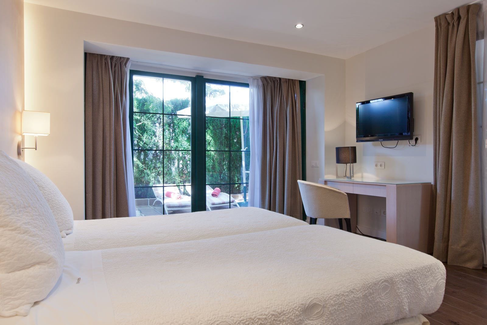 standard double or twin room | minibar, in-room safe, desk, blackout curtains