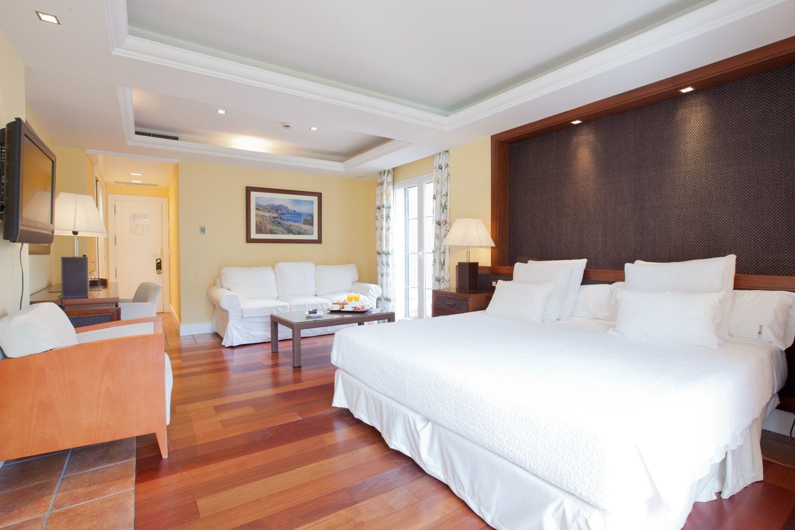 junior suite, 1 king bed | minibar, in-room safe, desk, blackout curtains