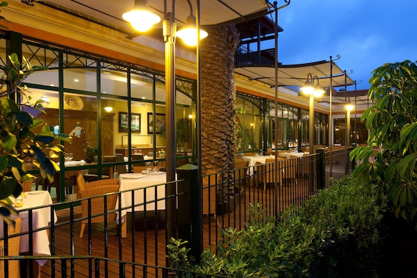 Sarapan dihidangkan, tempat makan di kawasan terbuka