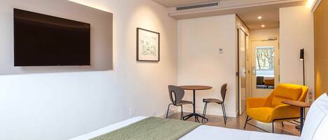 2 sovrum, sängtillbehör av högsta kvalitet, duntäcken och minibar