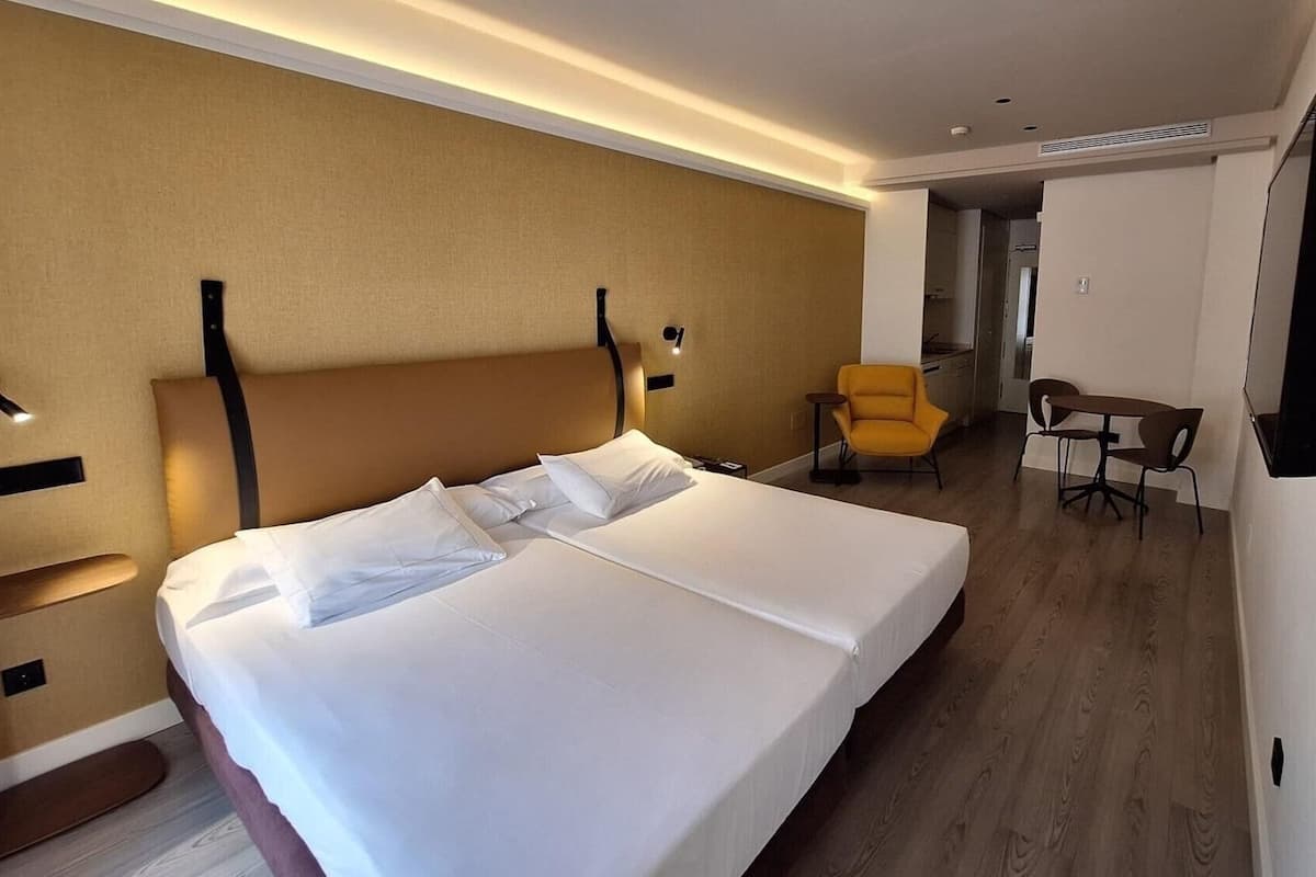 Premium bedding, down comforters, minibar, in-room safe