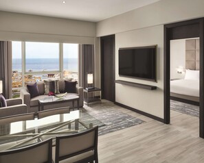 Suite, 1 letto king (Regency) | Copriletto in piuma, minibar (con alcuni snack e alcune bevande gratis)