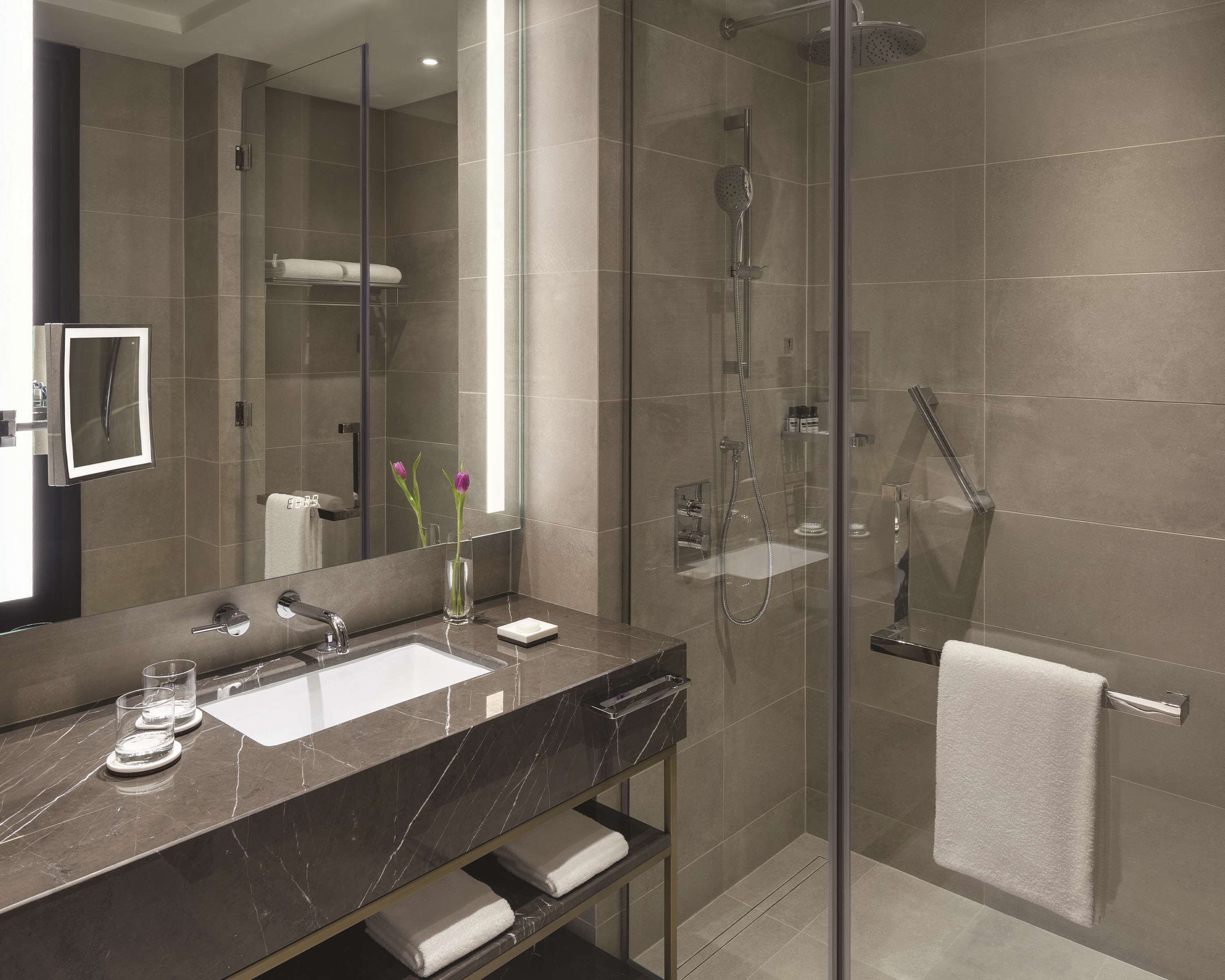 room, 2 single beds (high floor) | bathroom | shower, free toiletries, hair dryer, bathrobes