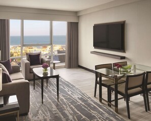 Down duvets, free minibar items, in-room safe, individually furnished - Hyatt Regency Al Kout Mall (Fahaheel)