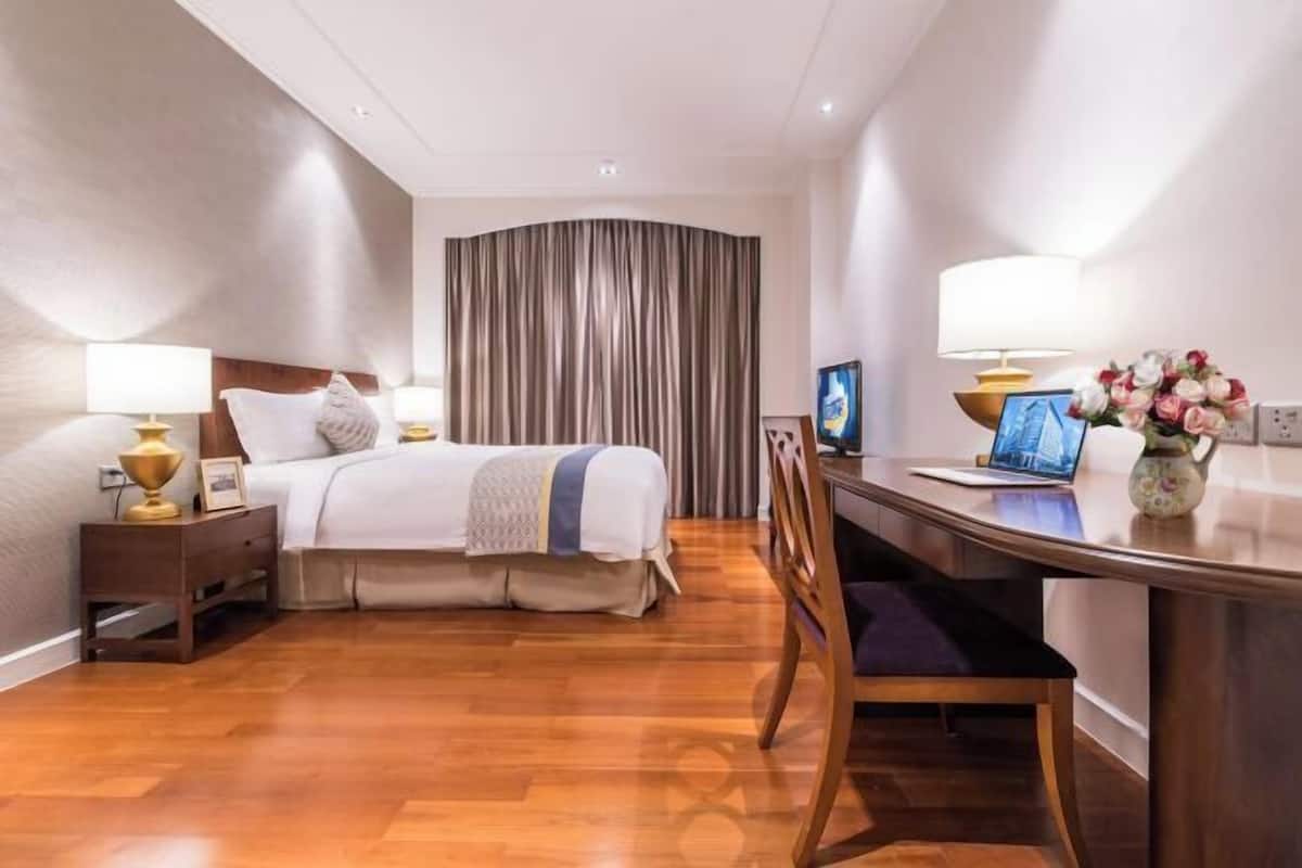 Ropa de cama de alta calidad y caja de seguridad en la habitación