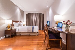 Studio Plus | Premium bedding, in-room safe, desk, soundproofing