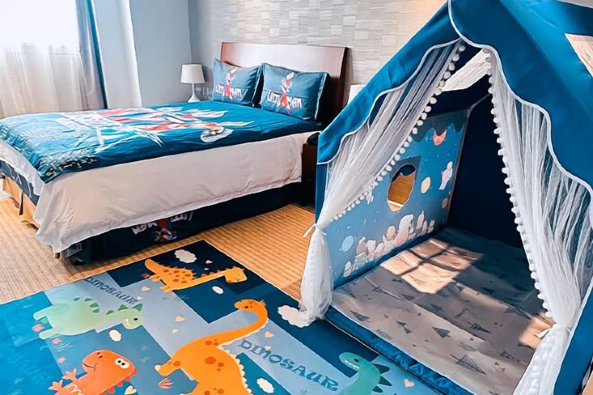 Ropa de cama de alta calidad y caja de seguridad en la habitación
