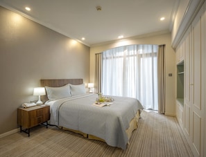 Ropa de cama de alta calidad y caja de seguridad en la habitación