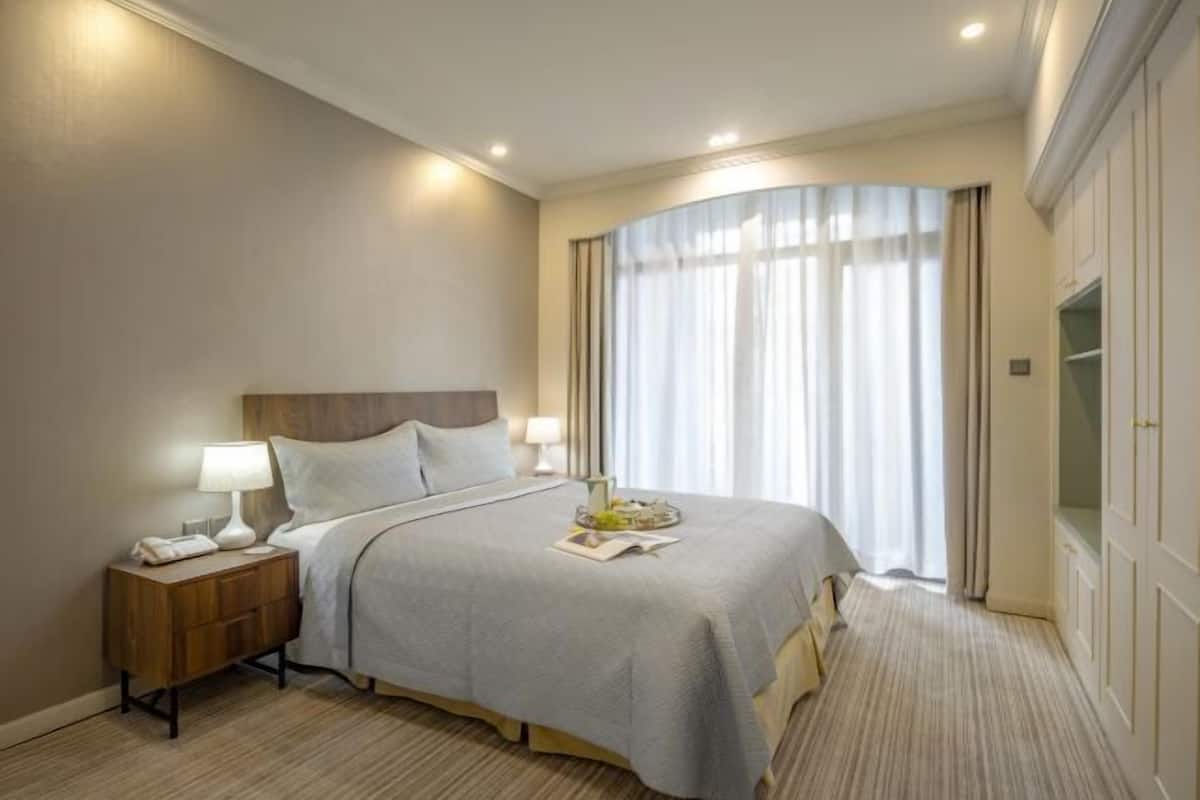 Ropa de cama de alta calidad y caja de seguridad en la habitación