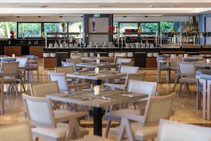 Lunch and dinner served, international cuisine