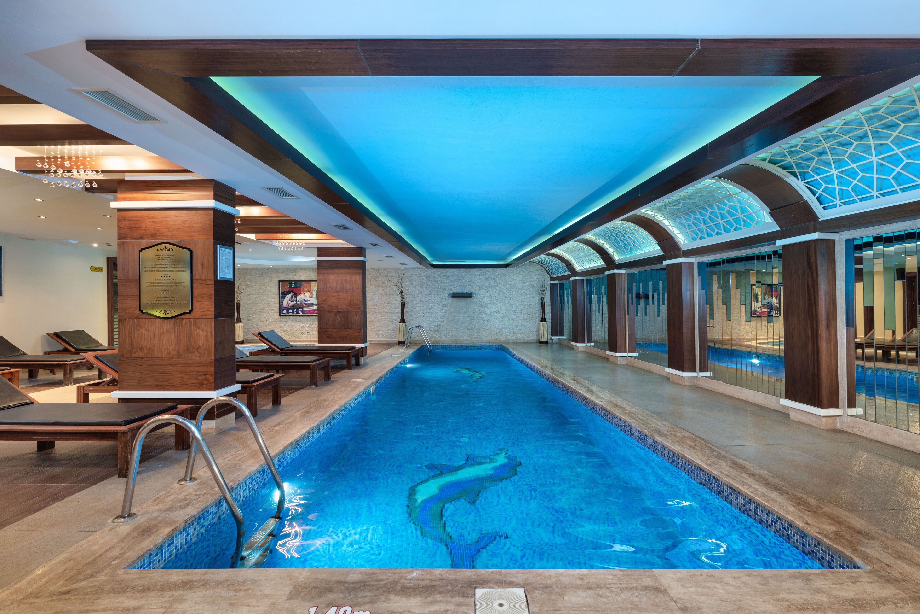 Piscina interna, piscina externa sazonal, guarda-sóis, espreguiçadeiras