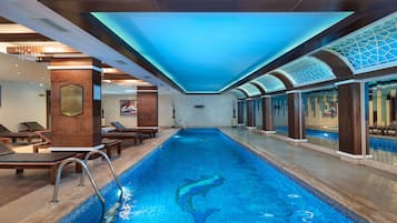 Piscina interna, piscina externa sazonal, guarda-sóis, espreguiçadeiras