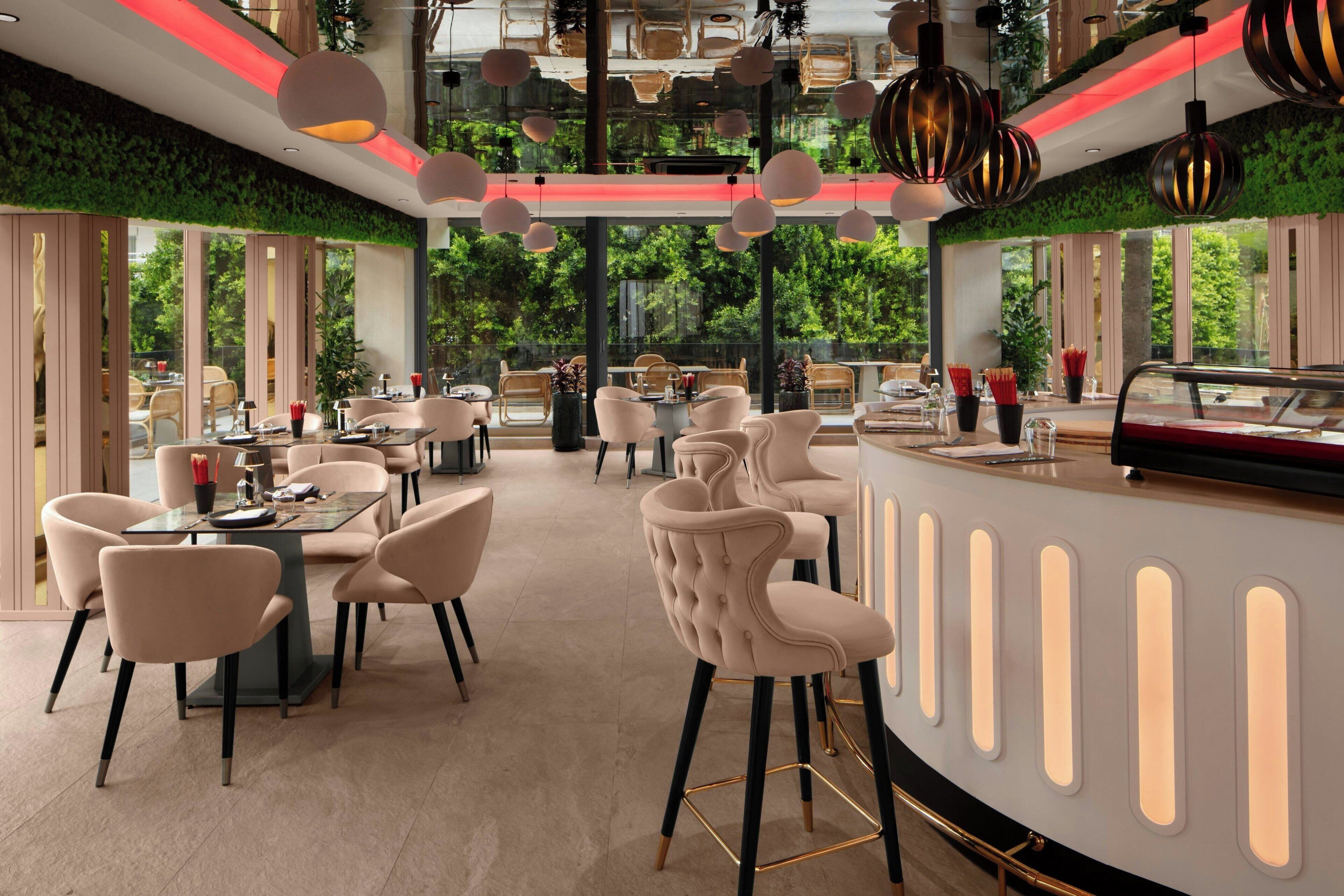 供应午餐和晚餐，国际美食