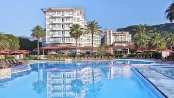 Piscine couverte, 2 piscines extérieures, parasols de plage