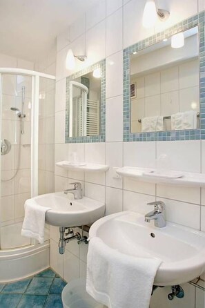 Hair dryer, towels - Hotel Rheinland (Bonn)