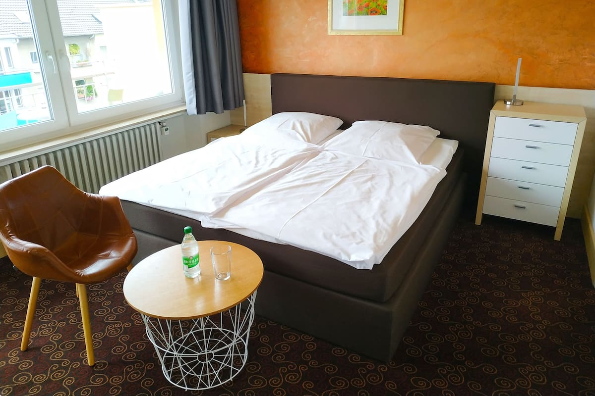 Double Room | Hypo-allergenic bedding available, in-room safe, desk, laptop workspace