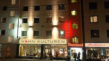 Un bâtiment dont la façade porte une enseigne indiquant « WOHN-KULTUREN » et « Rheinland ».