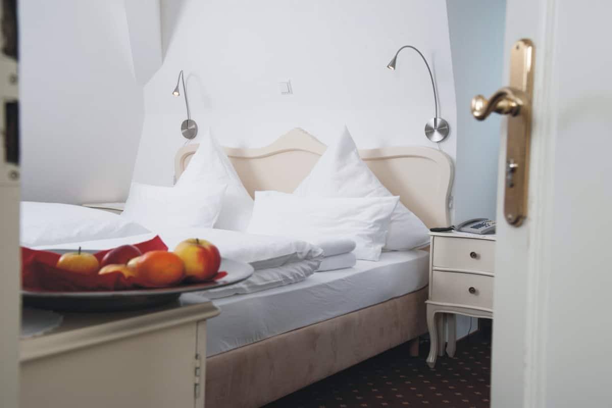 standard double room, 1 queen bed, non smoking | hypo-allergenic bedding, desk, blackout curtains, free wifi