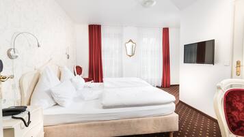 Hypo-allergenic bedding, desk, blackout curtains, free WiFi