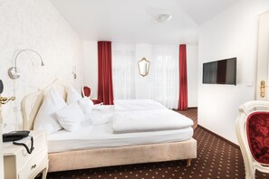 Hypo-allergenic bedding, desk, blackout curtains, free WiFi