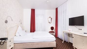 Hypo-allergenic bedding, desk, blackout curtains, free WiFi