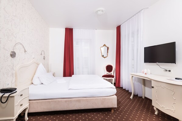 Hypo-allergenic bedding, desk, blackout curtains, free WiFi