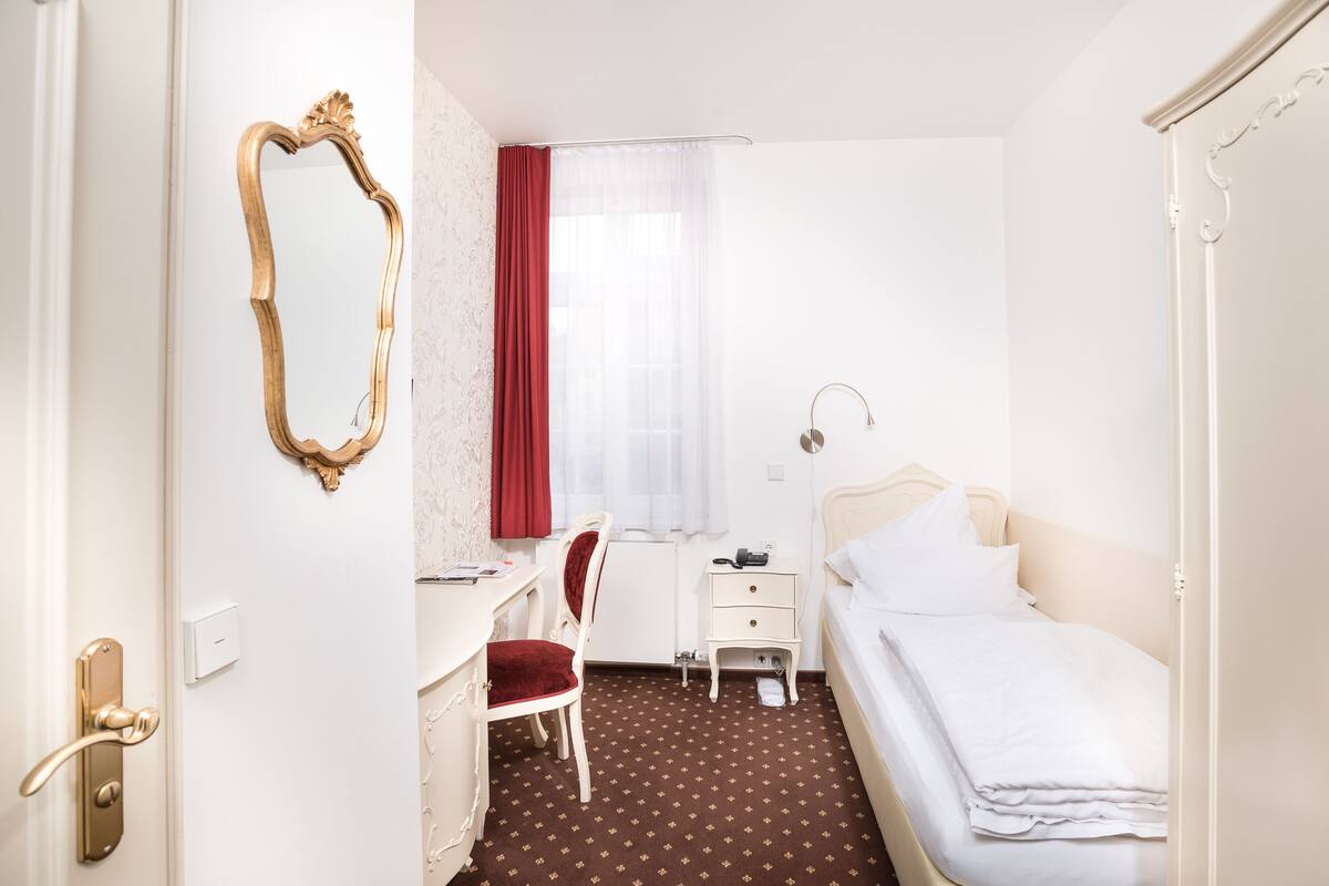 Hypo-allergenic bedding, desk, blackout curtains, free WiFi