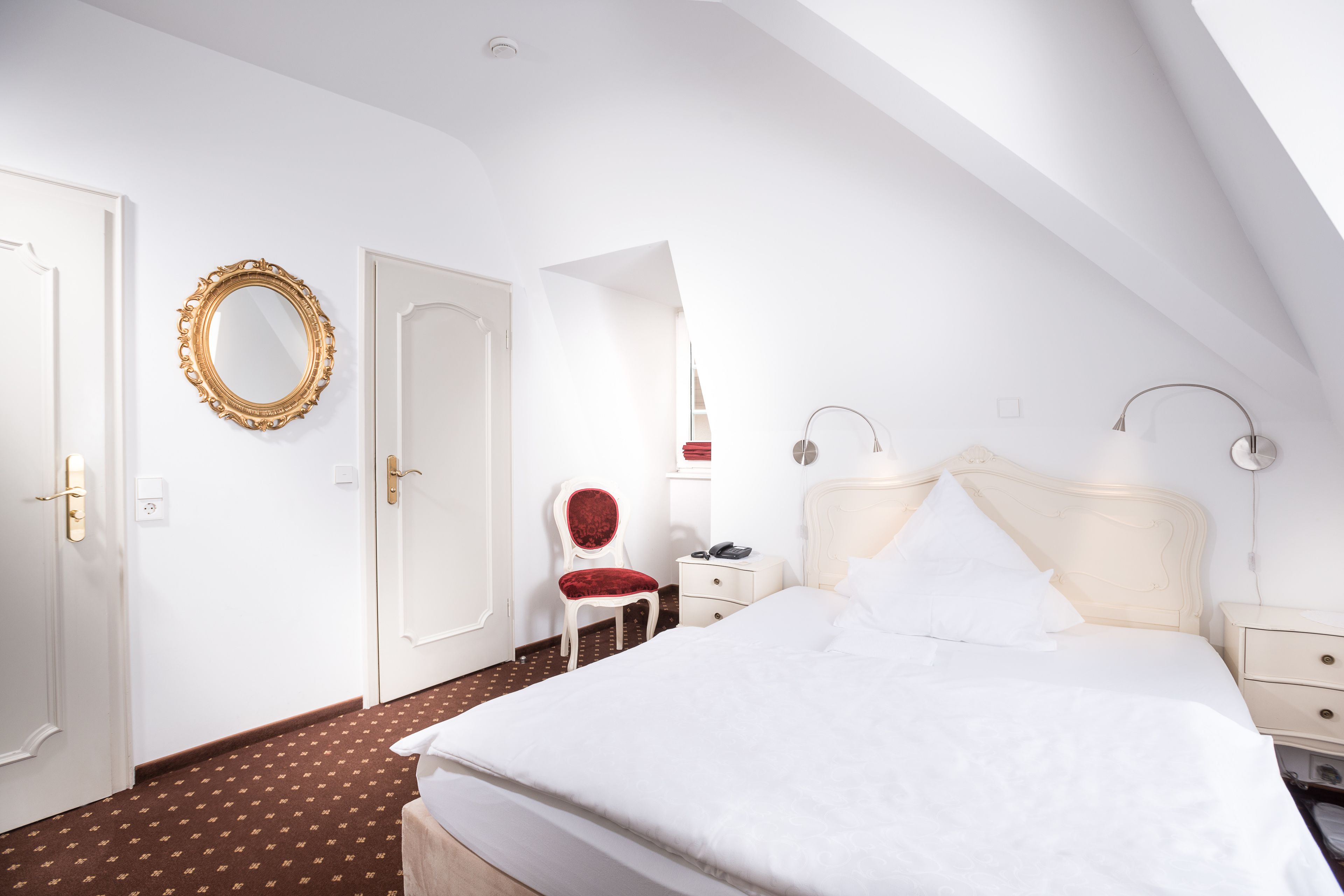 standard double room, 1 queen bed, non smoking | hypo-allergenic bedding, desk, blackout curtains, free wifi