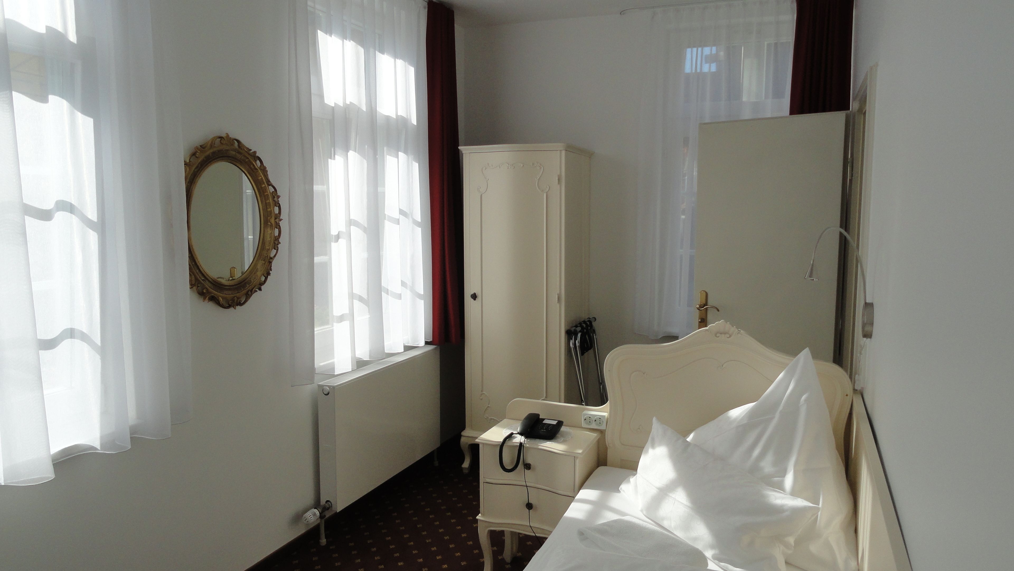 single room | hypo-allergenic bedding, desk, blackout curtains, free wifi