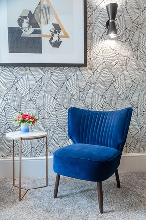 Lobby sitting area - Mentone Hotel (London)
