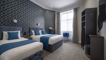 Triple Room | Hypo-allergenic bedding, iron/ironing board, free WiFi, bed sheets