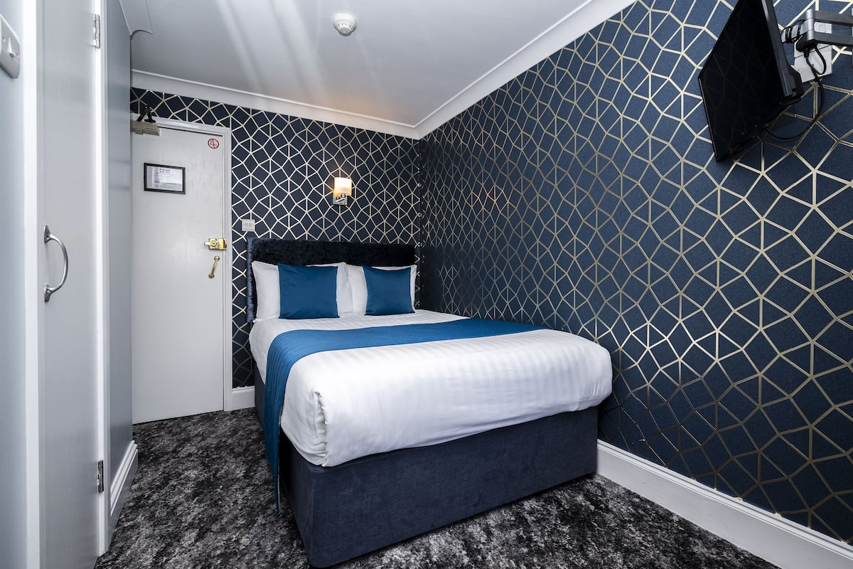 Eenvoudige tweepersoonskamer (Top Floor) | Hypoallergeen beddengoed, een strijkplank/strijkijzer, gratis wifi