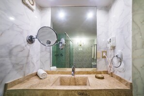 Junior Suite, Balcony | Bathroom | Shower, free toiletries, hair dryer, towels - Hotel Imperial (Veracruz)
