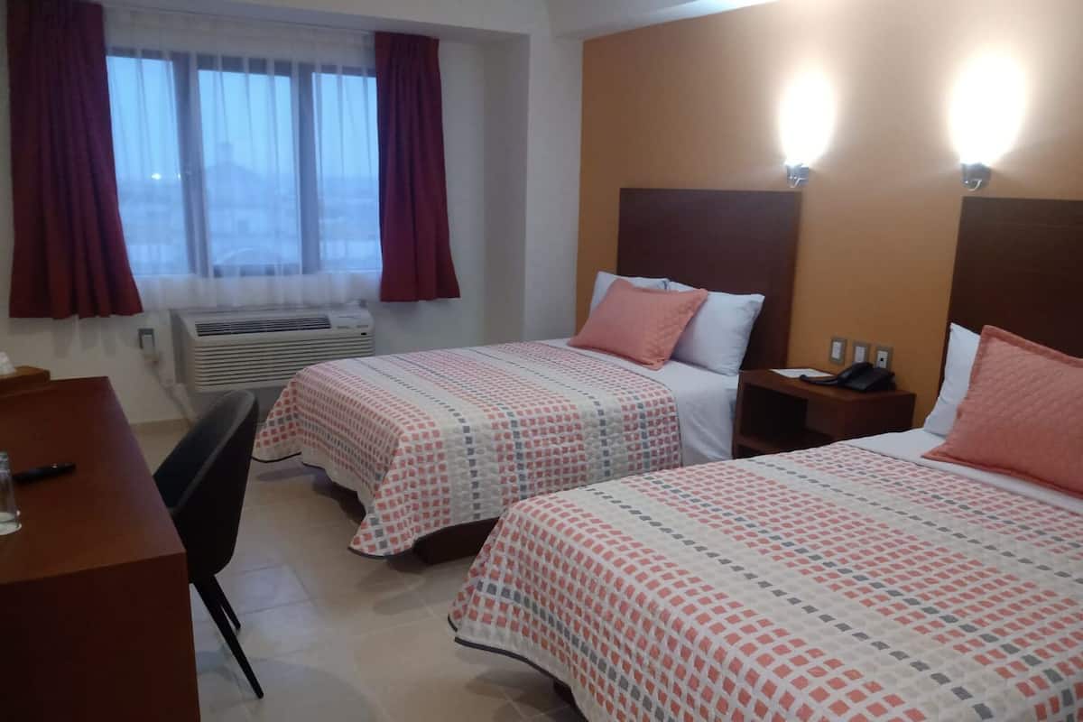 Doppia Executive, 2 letti matrimoniali | 1 camera, una scrivania, ferro/asse da stiro, Wi-Fi gratuito