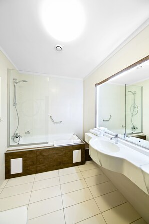 Articles de toilette gratuits, sèche-cheveux, peignoirs, chaussons