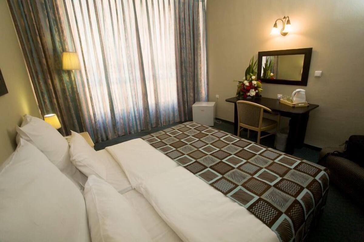 Een minibar, gratis babybedden