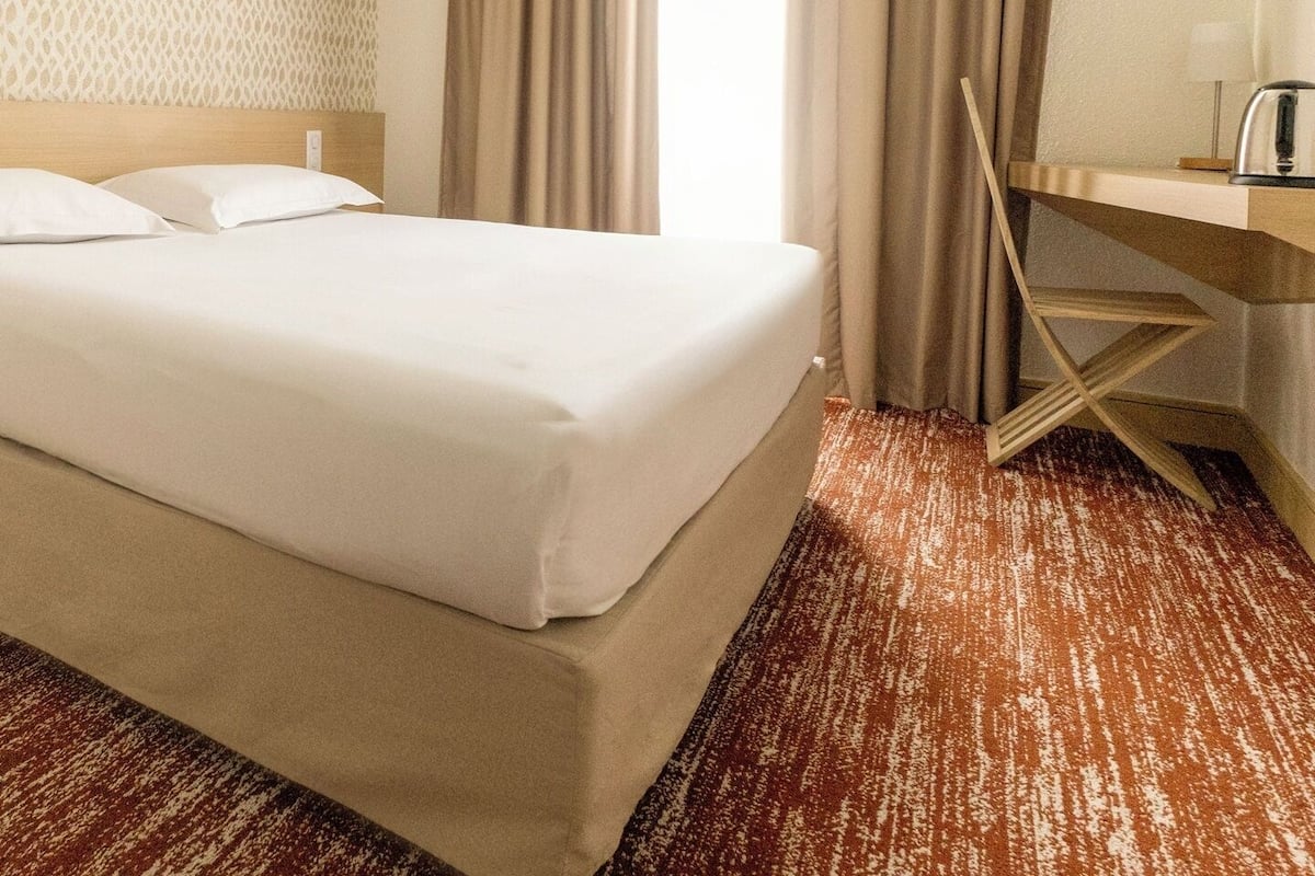 Escritorio, tabla de planchar con plancha, wifi gratis y ropa de cama