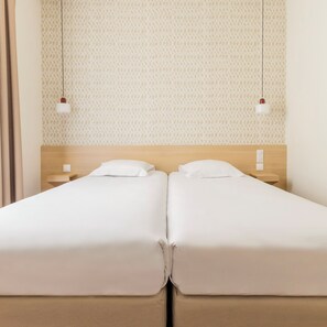 Twin Room, Courtyard View | Desk, iron/ironing board, free WiFi, bed sheets - Hotel Gambetta (Bordeaux)