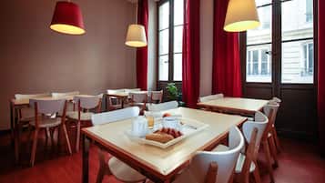 Petit déjeuner buffet (9 EUR par personne)