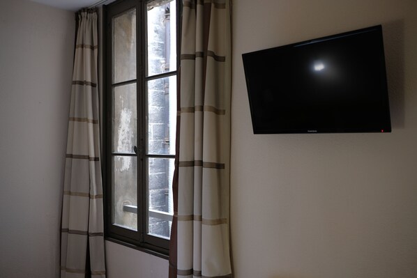 Chambre avec lits jumeaux, vue cour intérieure | Vue de la chambre