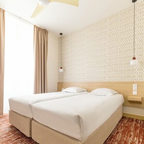 Desk, iron/ironing board, free WiFi, bed sheets - Hotel Gambetta (Bordeaux)