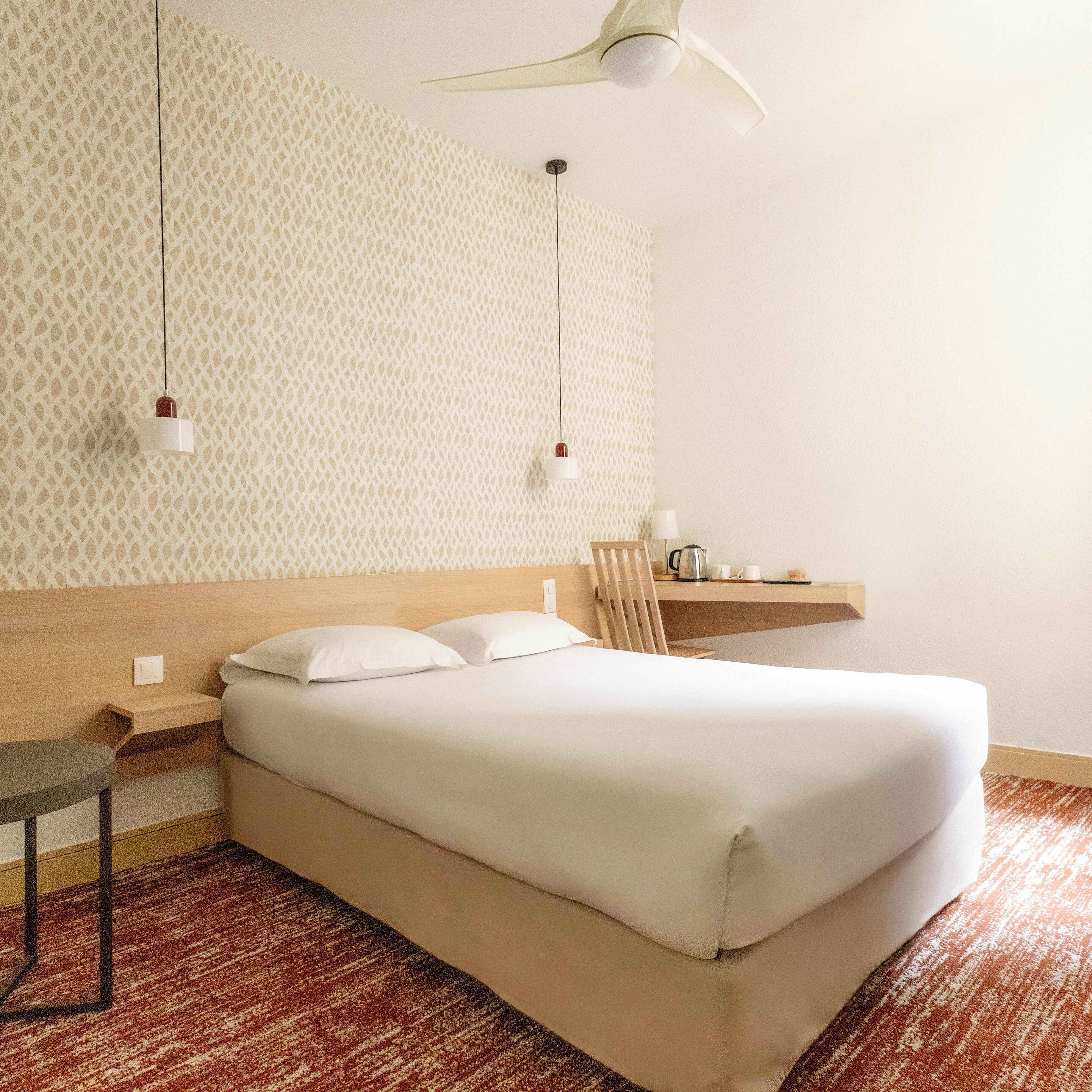 Bureau, fer et planche à repasser, Wi-Fi gratuit, draps fournis