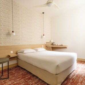 Skrivebord, strykejern/-brett, wi-fi (inkludert) og sengetøy