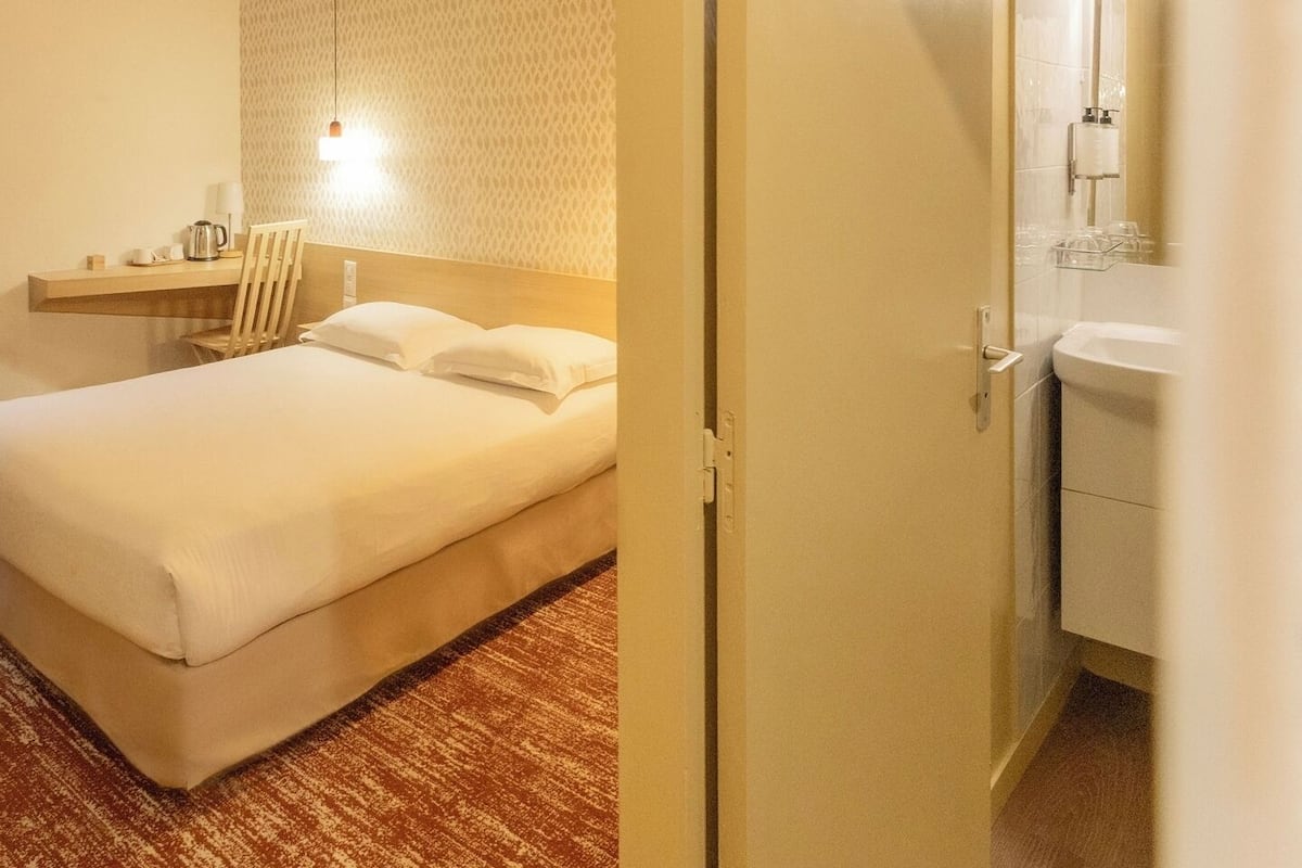 Escritorio, tabla de planchar con plancha, wifi gratis y ropa de cama