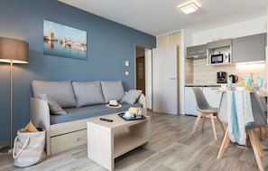 Kühlschrank, Mikrowelle, Wasserkocher, Kochgeschirr/Geschirr/Besteck
