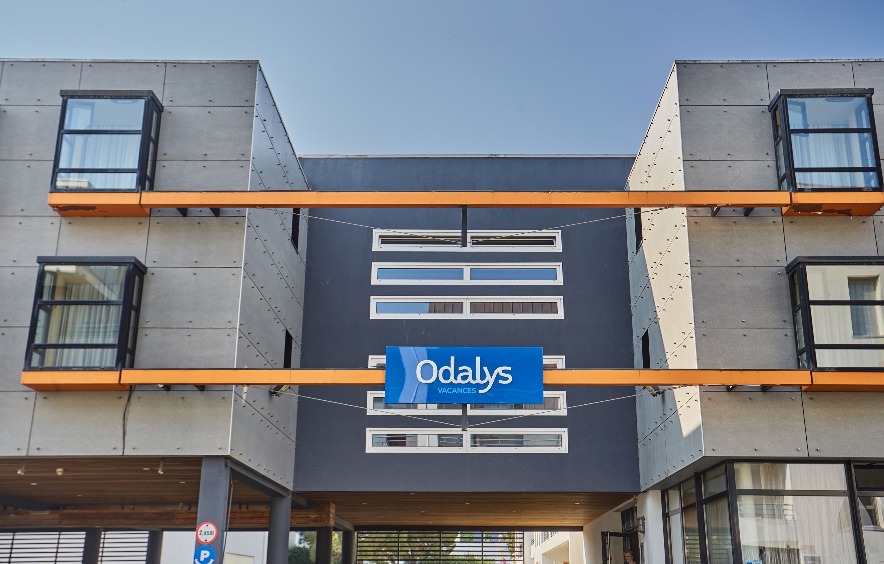 Un bâtiment moderne sur lequel on peut lire l’inscription « Odalys Vacances ».