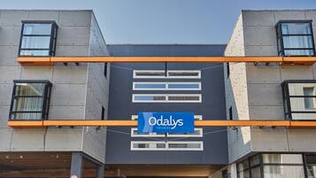Un bâtiment moderne sur lequel on peut lire l’inscription « Odalys Vacances ».