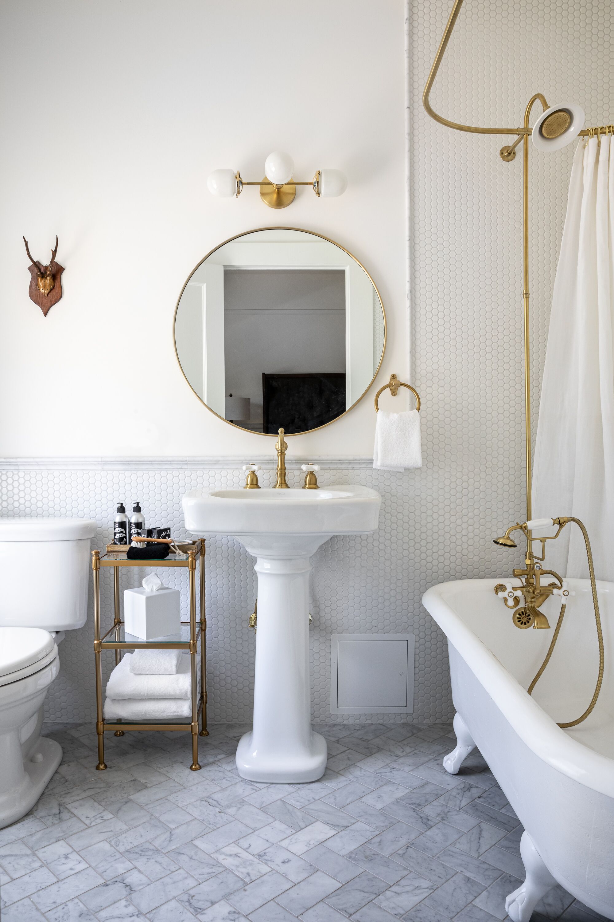 combined shower/bathtub, free toiletries, hair dryer, towels